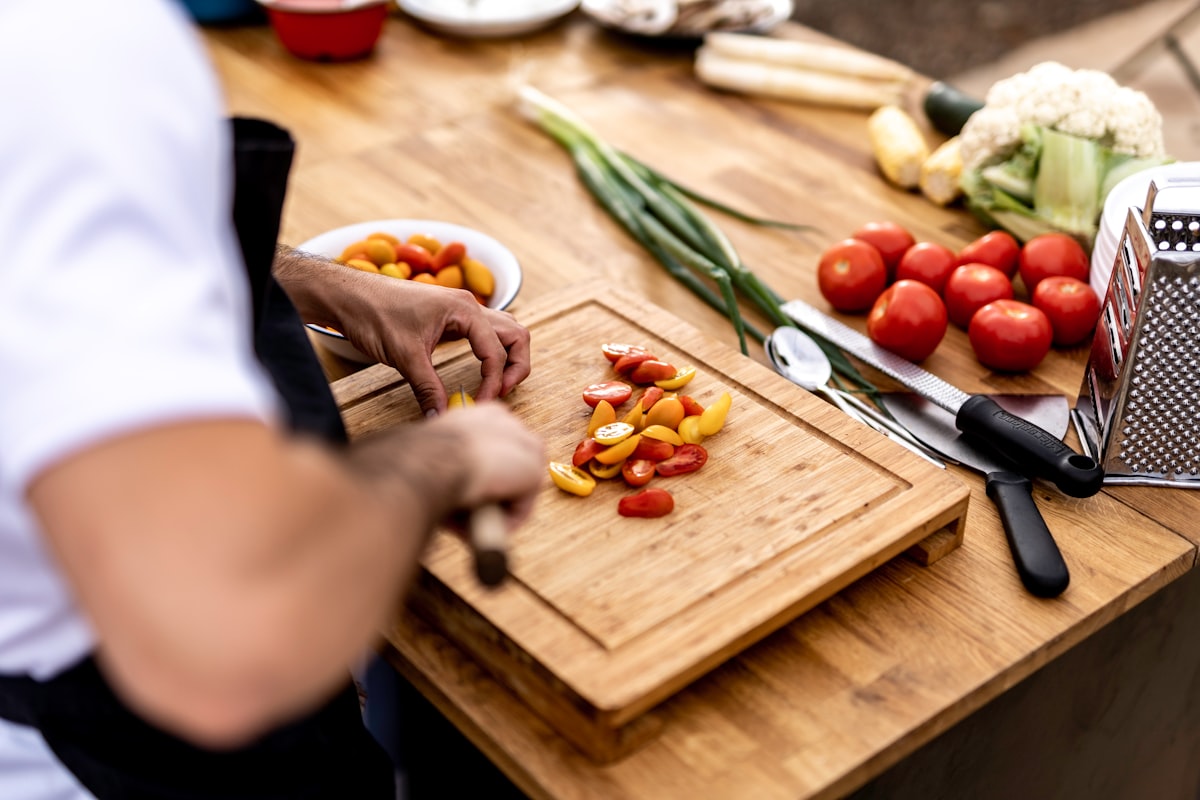 Online cooking instruction with balanced ingredients